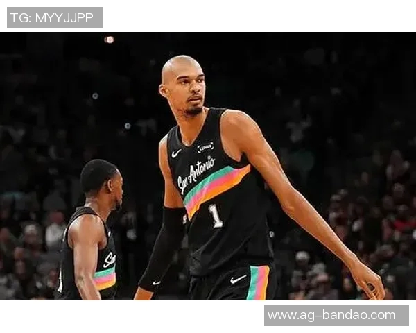 光头兄弟团齐聚社媒凯尔登晒好友统一发型与文班理发瞬间